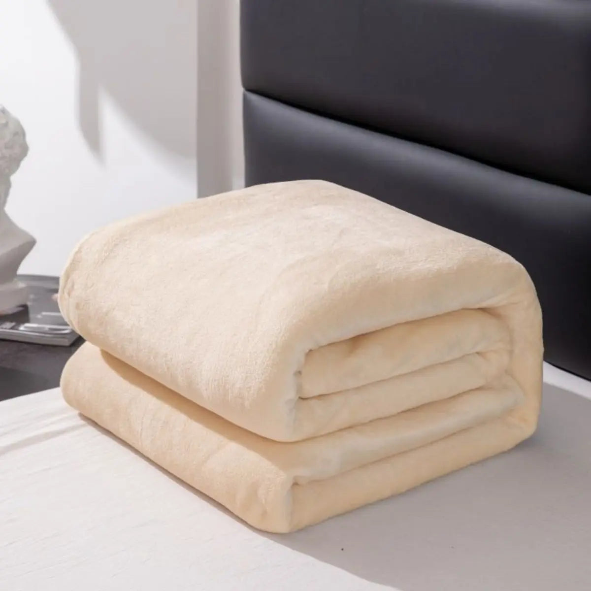 1pc, simple and plain plush blanket,